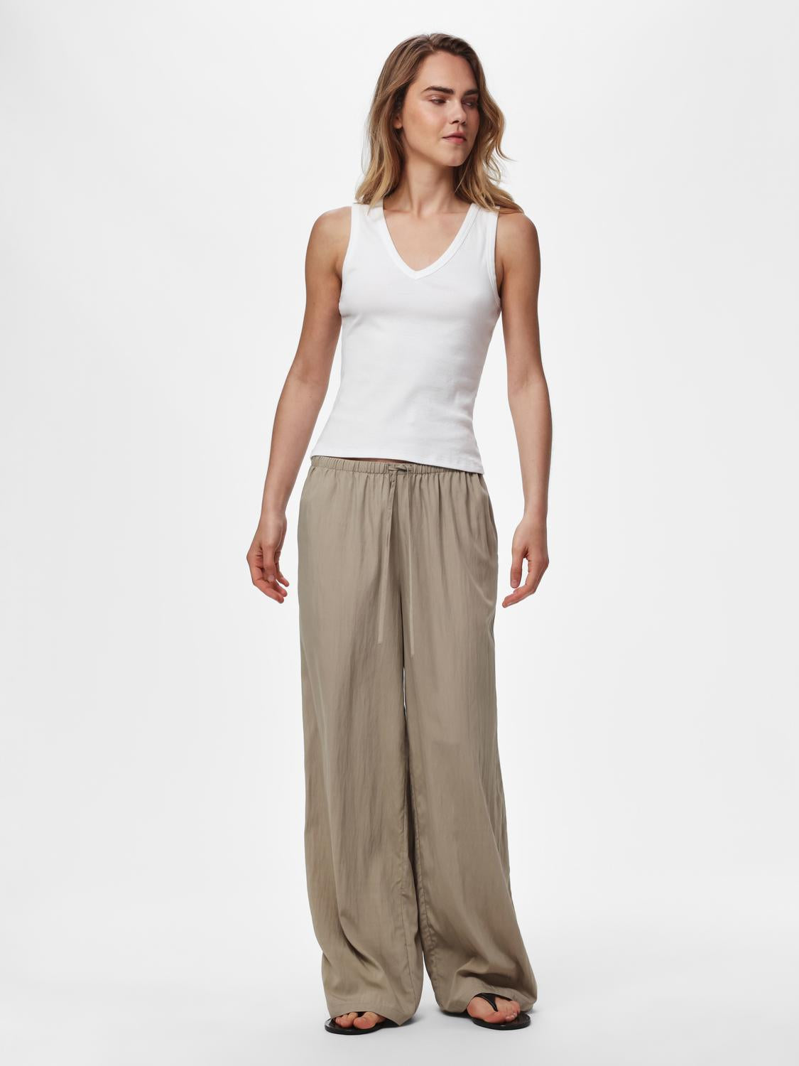model_shot-front_full